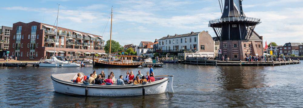Personeelsuitje vanaf het water e1693904837927 Boot Huren Amsterdam