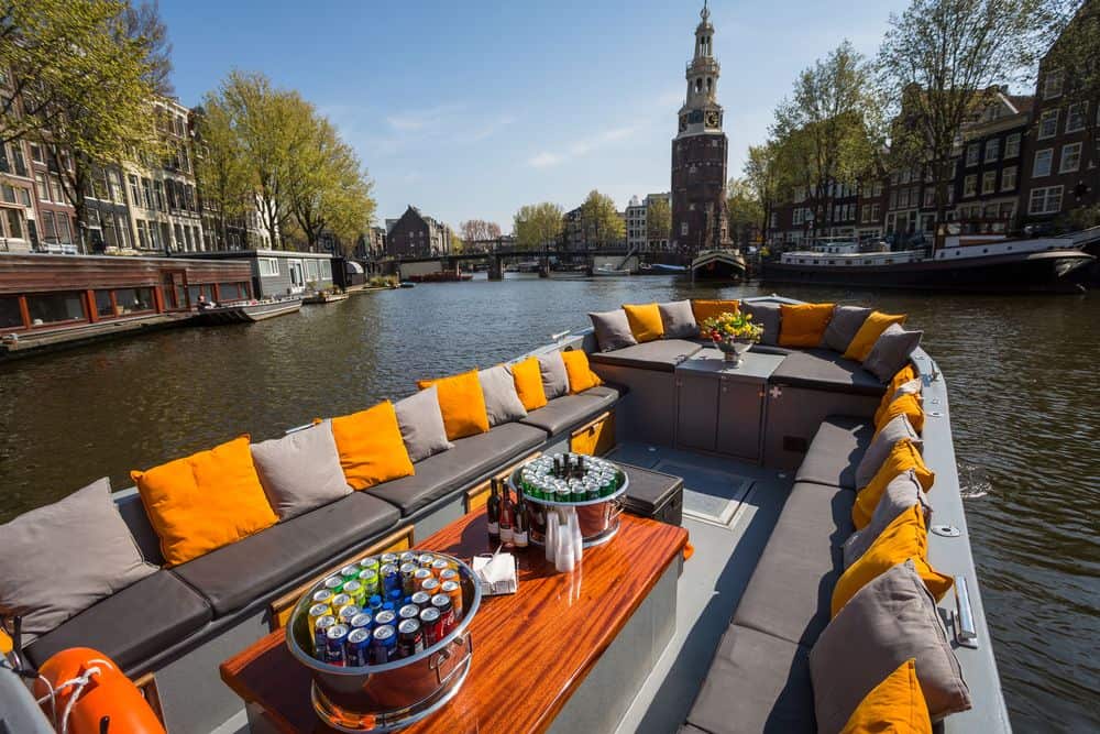 Sightseeing luxe sloep op de grachten in Amsterdam