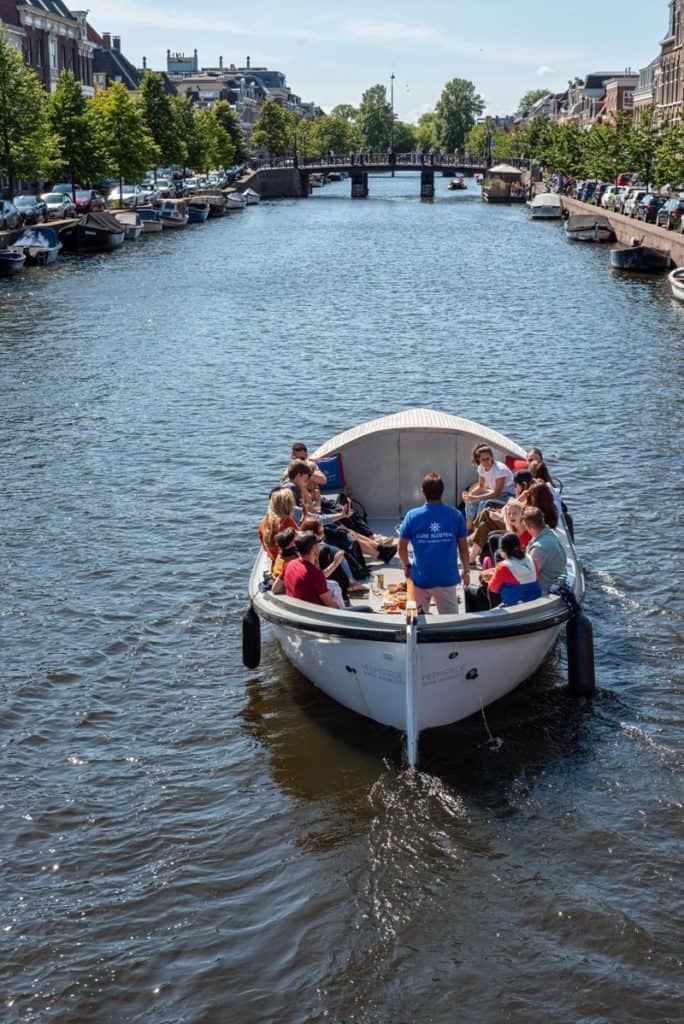 Varen door de grachten zomer In de zomer varen door de grachten