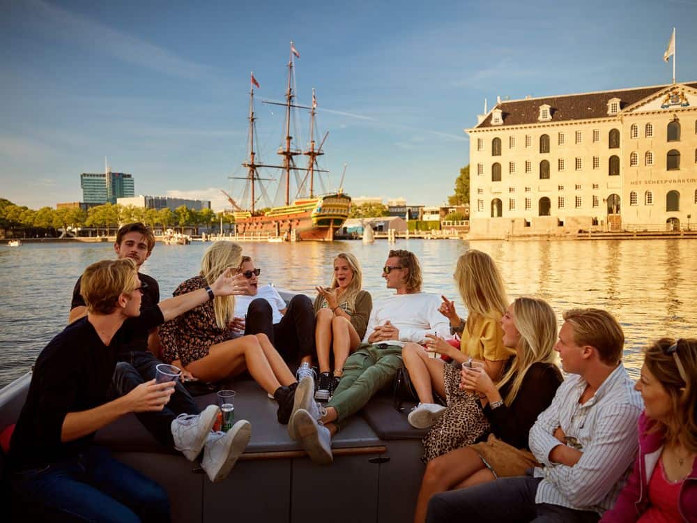Varen tijdens bedrijfsuitje Mensen op een luxe boot in Amsterdam