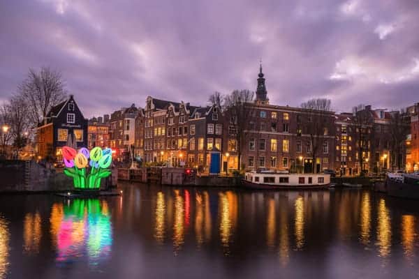 shutterstock 2091464248 Lichtgevend hoofd