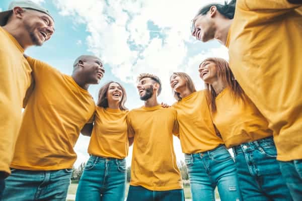 Teambuilding uitje, iedereen in het zelfde shirt maken een plan