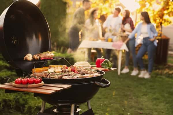 shutterstock 2234937131 Buiten BBQ tijdens een bedrijfsuitje