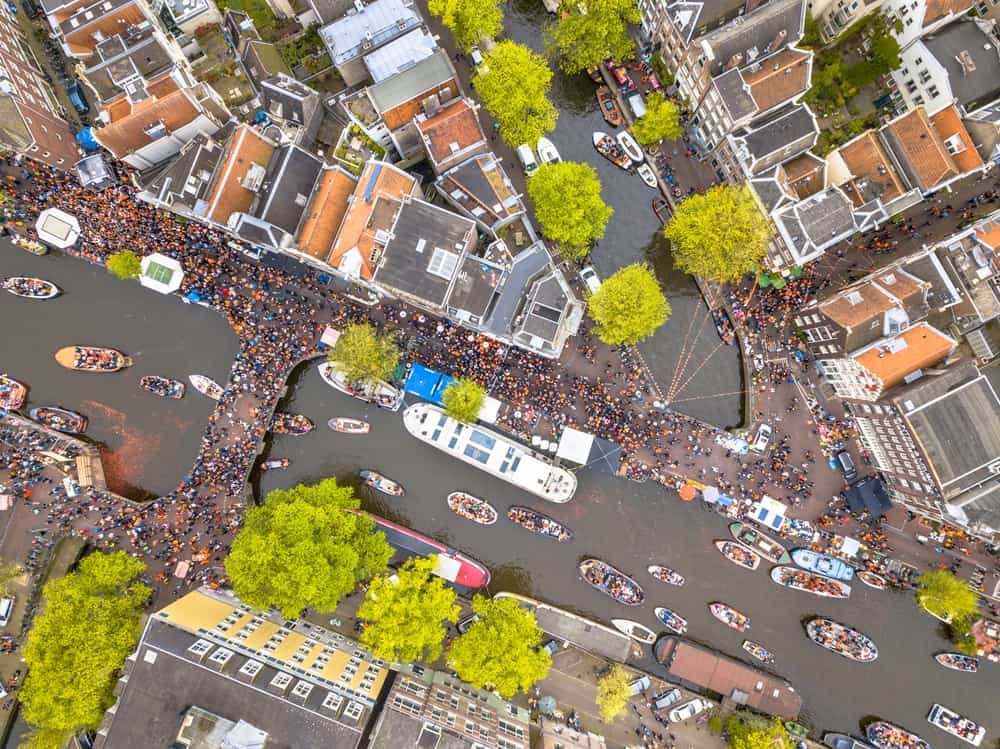 Bovenaanzicht Amsterdam tijdens Koningsdag