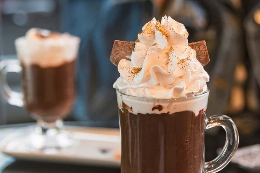 Chocomelk met slagroom warme chocolademelk met slagroom