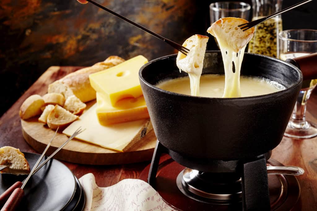 Kaasfondue Brood wordt gedipt in een kaasfondue