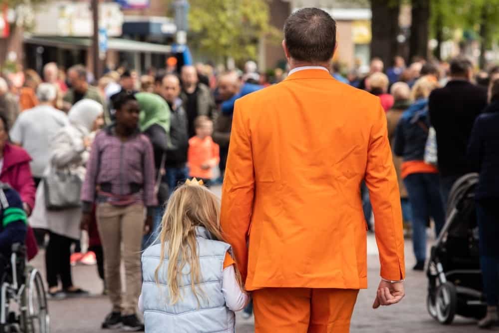Man in oranje pak tijdens Koningsdag in Amsterdam