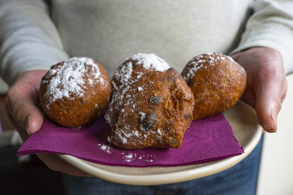 Oliebollen Oliebollen op een schaal