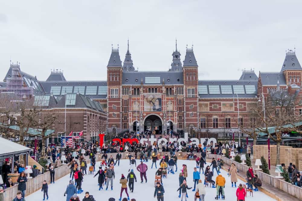 Schaatsen op Museumplein schaatsende mensen op het Museumplein in Amsterdam