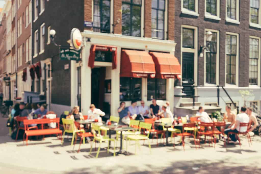 Vol terras in Amsterdam in de zomer Terras in Amsterdam in de zomer