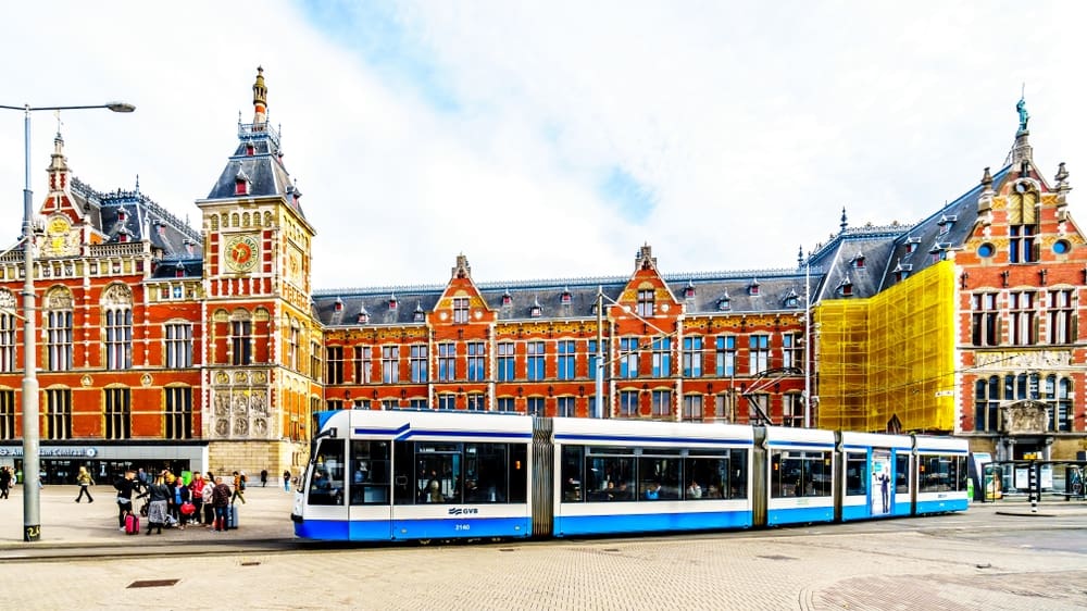 Vooraanzicht Amsterdam Centraal met tram Vooraanzicht Amsterdam Centraal met tram