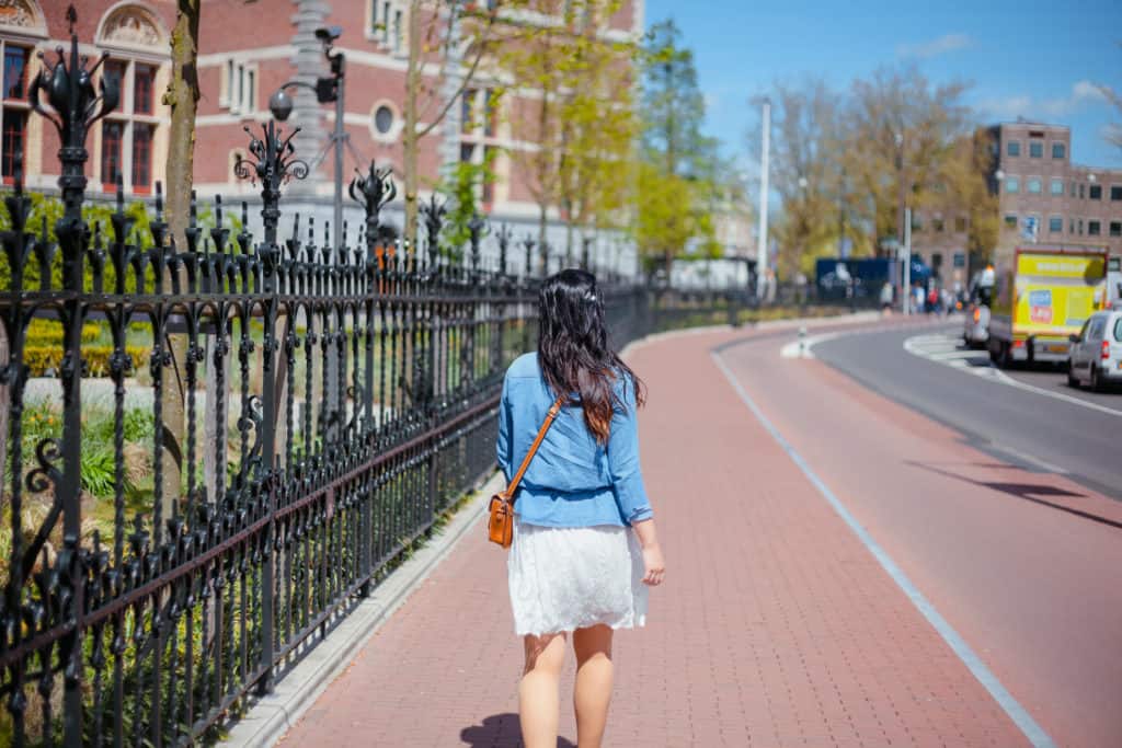 Vrouw loopt in Amsterdam Vrouw loopt in Amsterdam