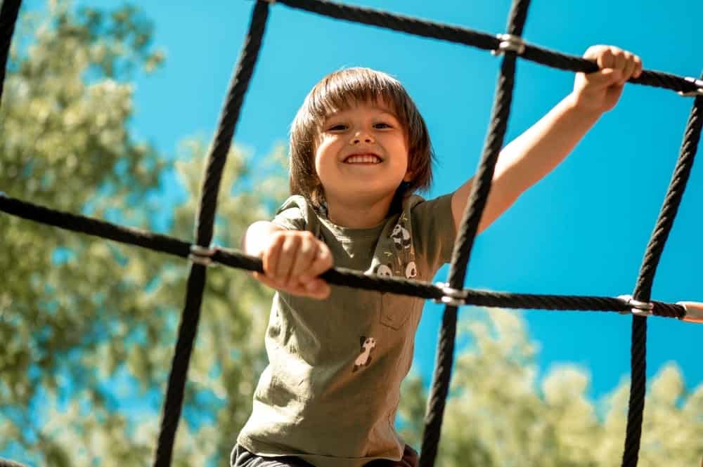 Klimmend kind 1 Climbing child