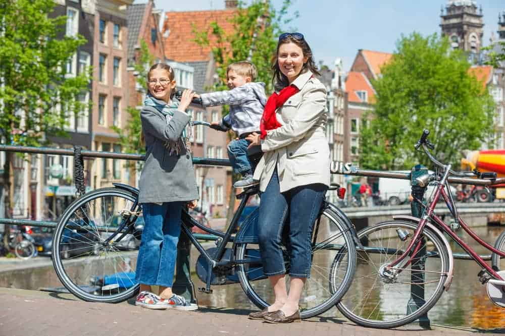 Moeder met kinderen in Amsterdam