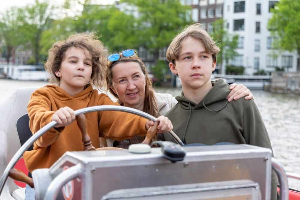 Moeder met tieners op boot