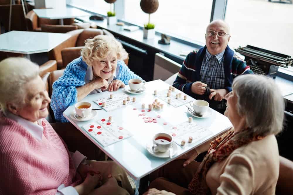 Ouderen spelen bordspel seniors play a board game