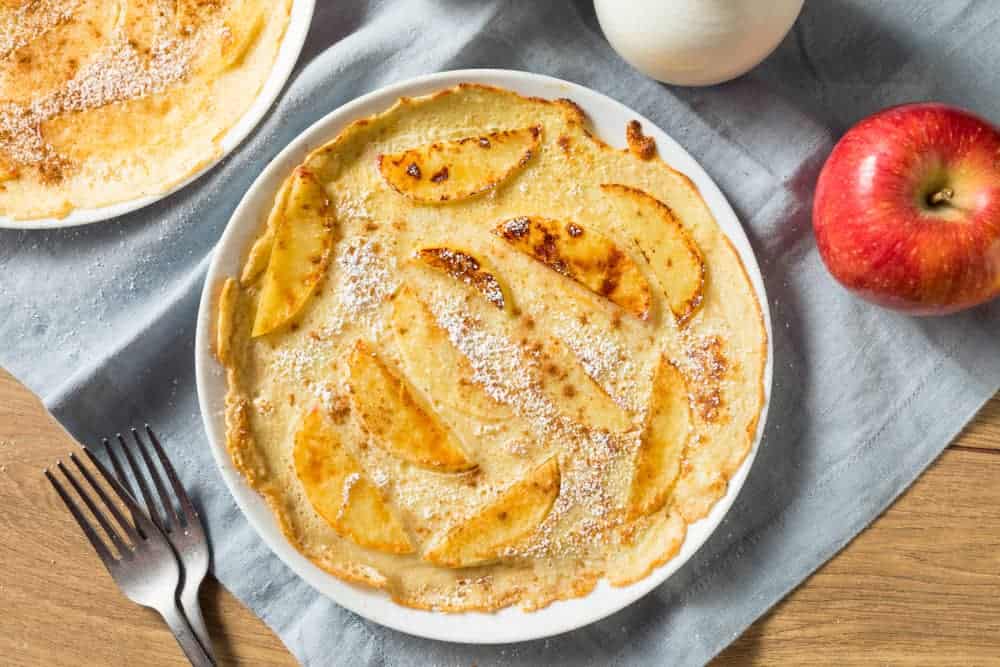 Pannekoek met appel Pancake with apple
