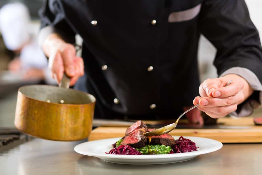 chefkok 1 chefkok bereidt een gerecht