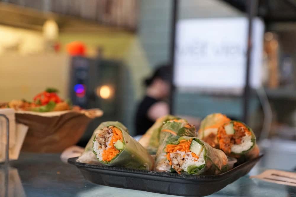 eten in foodhallen vietnamesisches Essen in einer Lebensmittelhalle