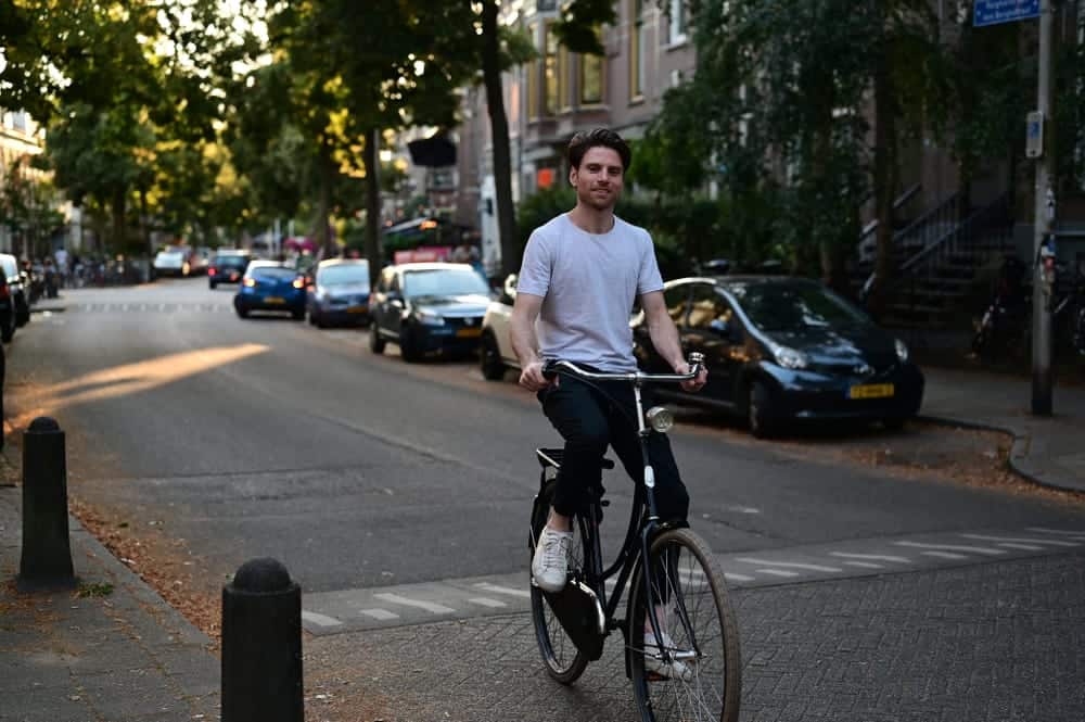 jongen fiets door Amsterdam Jongen fietst door Amsterdam