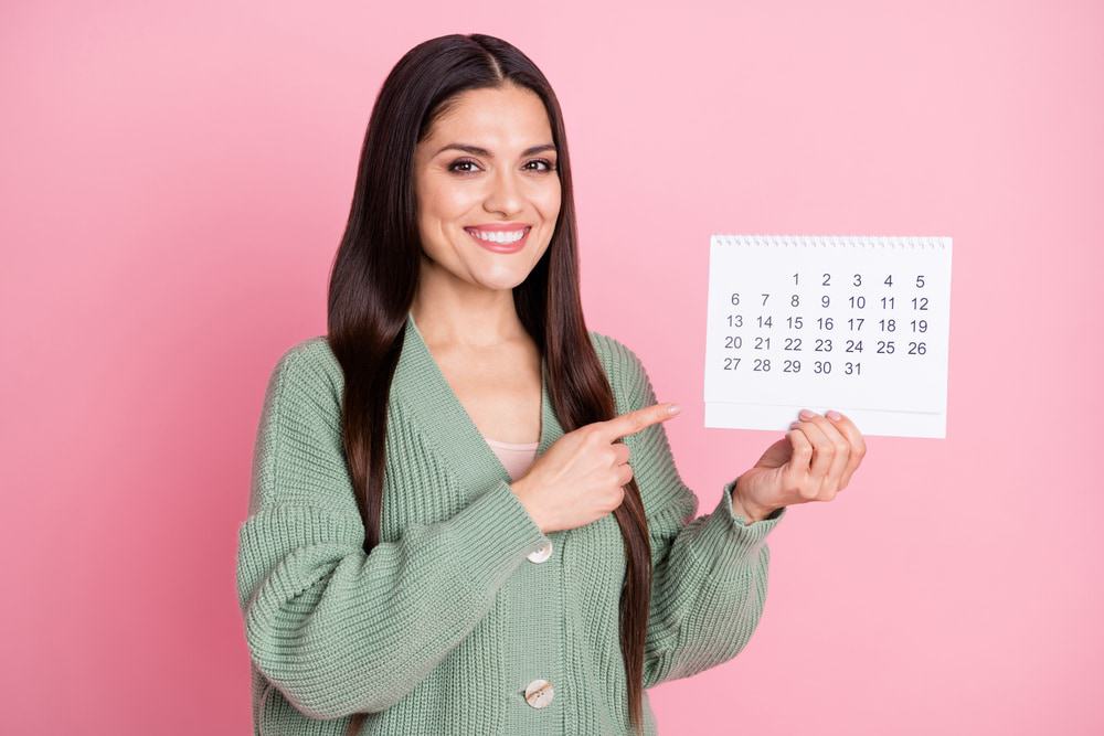 datum kiezen vrouw met kalender datum kiezen