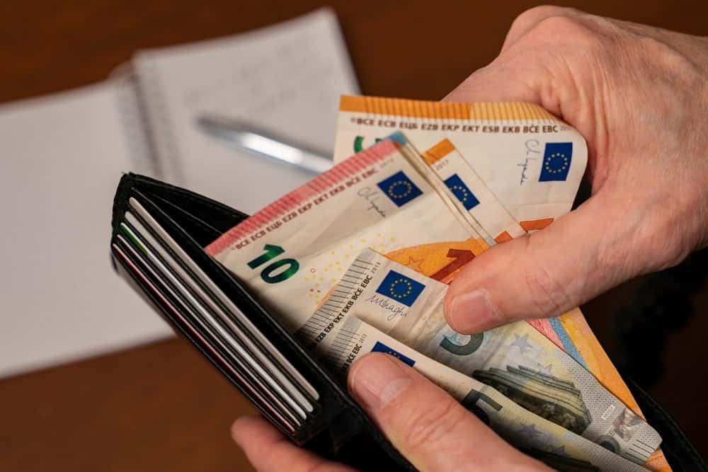 euros in portemonnee euro briefjes in portemonnee