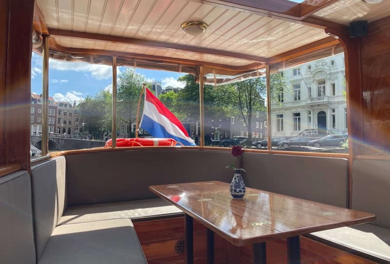 Swaen boot 3 Swaen boot binnenkant amsterdam
