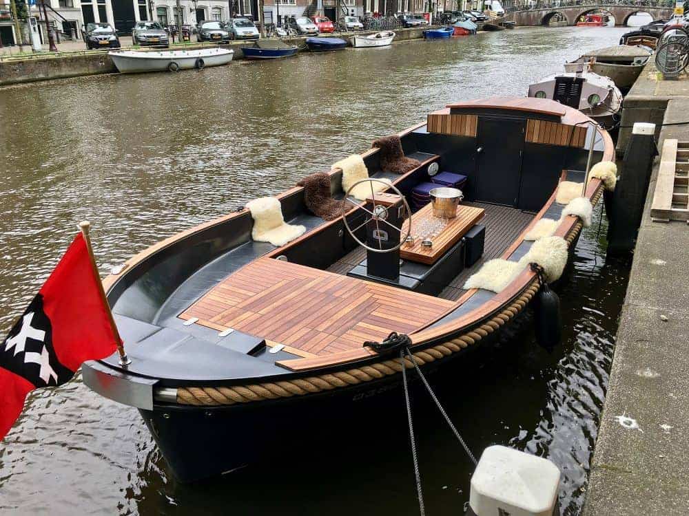 Sloep Naut Amsterdam Sloep Naut impressie foto aangedokt in Amsterdam