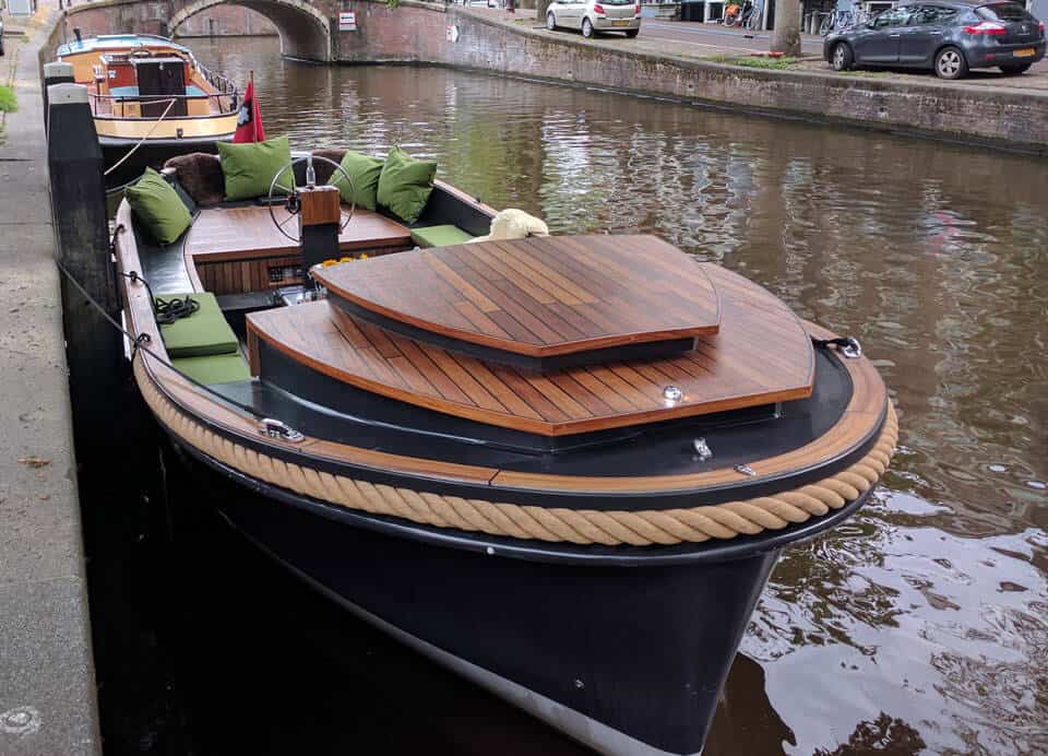 Sloep Naut vooraanzicht Vooraanzicht sloep Naut in Amsterdam