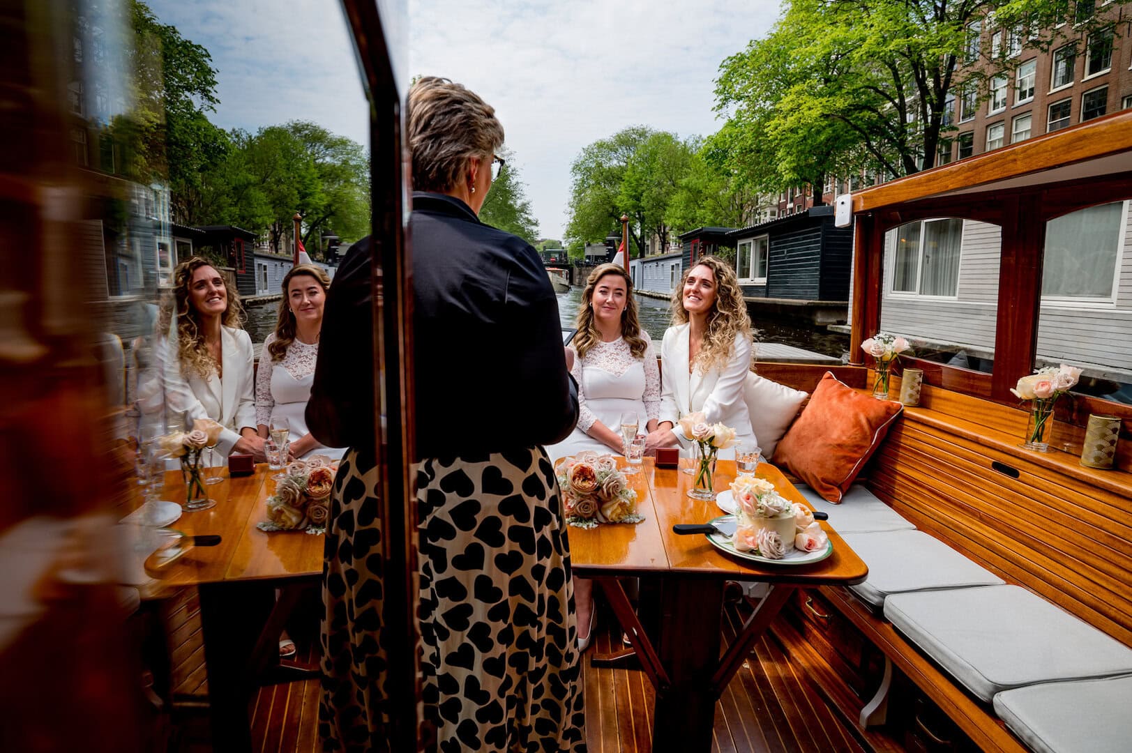 Achterdek de Zonneboot Amsterdam Mensen zitten op het achterdek van salonboot de Zonneboot in Amsterdam