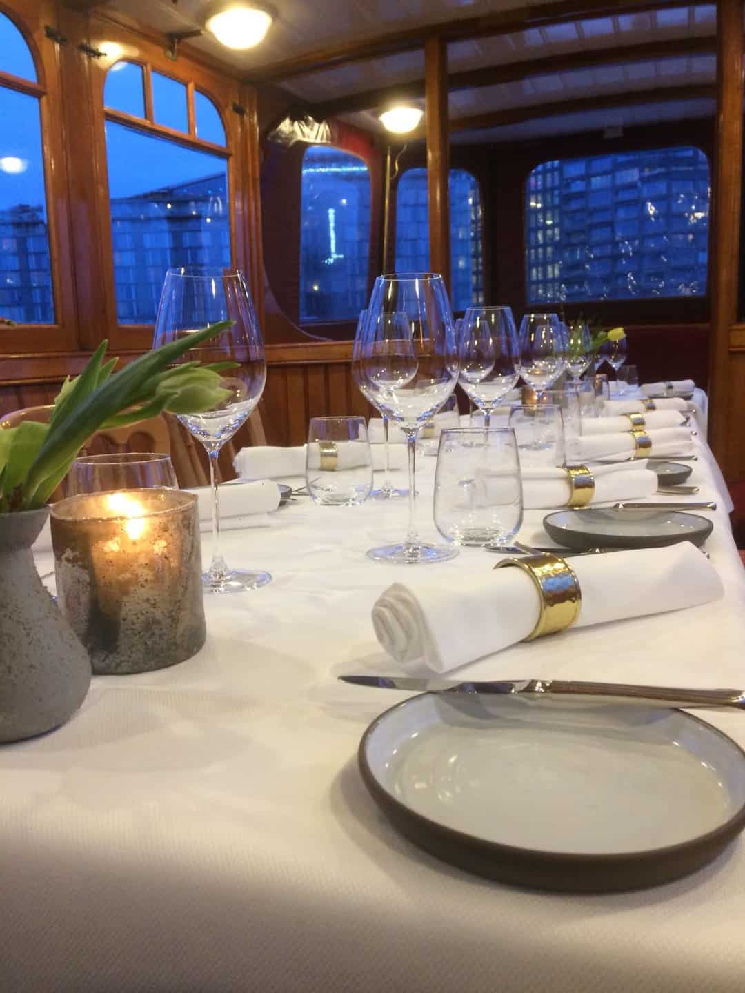 Diner gedekte tafels Jean Schmitz achterzijde chique gedekte tafel in de salonboot Jean Schmitz