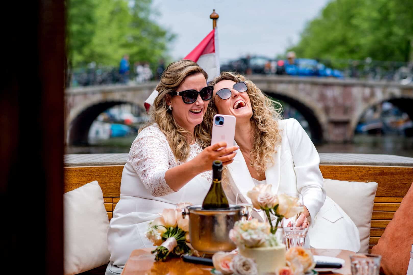 Zonneboot sfeer Amsterdam 2 vrouwen nemen een selfie op het achterdek van salonboot de Zonneboot in Amsterdam