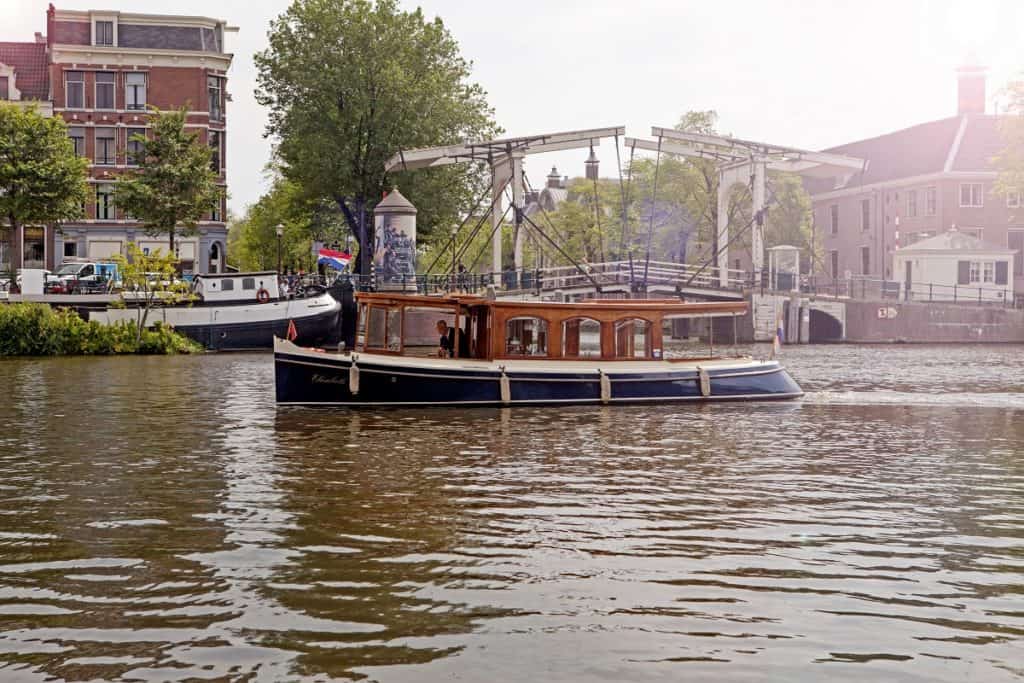 salonboot Elisabeth Amsterdam zijaanzicht salonboot Elisabeth op de Amsterdamse grachten