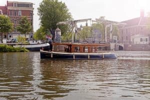 salonboot Elisabeth Amsterdam zijaanzicht salonboot Elisabeth op de Amsterdamse grachten