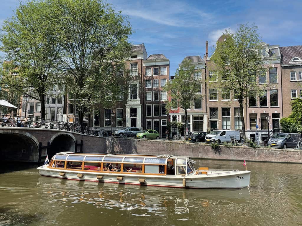 salonboot Pax Amsterdam zijaanzicht van salonboot Pax varend over de grachten in Amsterdam